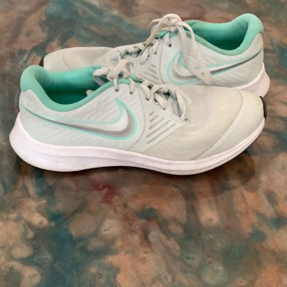 Youth sz 6 / wmn 7.5 teal Nike low top sneakers